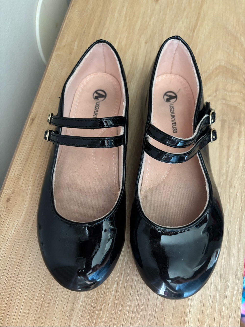 Girls size 2 patent leather Mary Jane shoes with Velcro closure